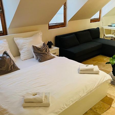 Downtown Apartments Deluxe Γκιόρ Εξωτερικό φωτογραφία