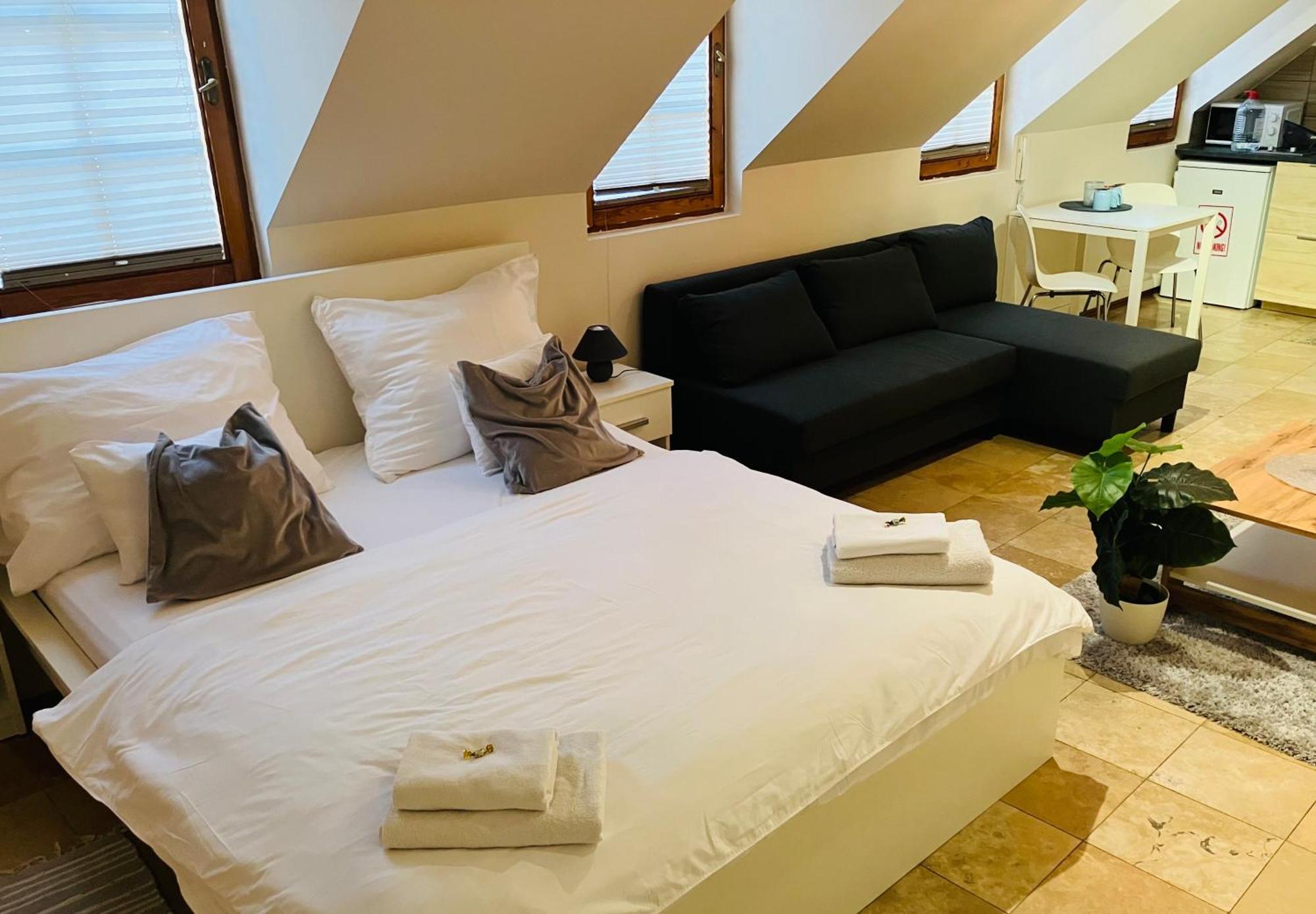 Downtown Apartments Deluxe Γκιόρ Εξωτερικό φωτογραφία