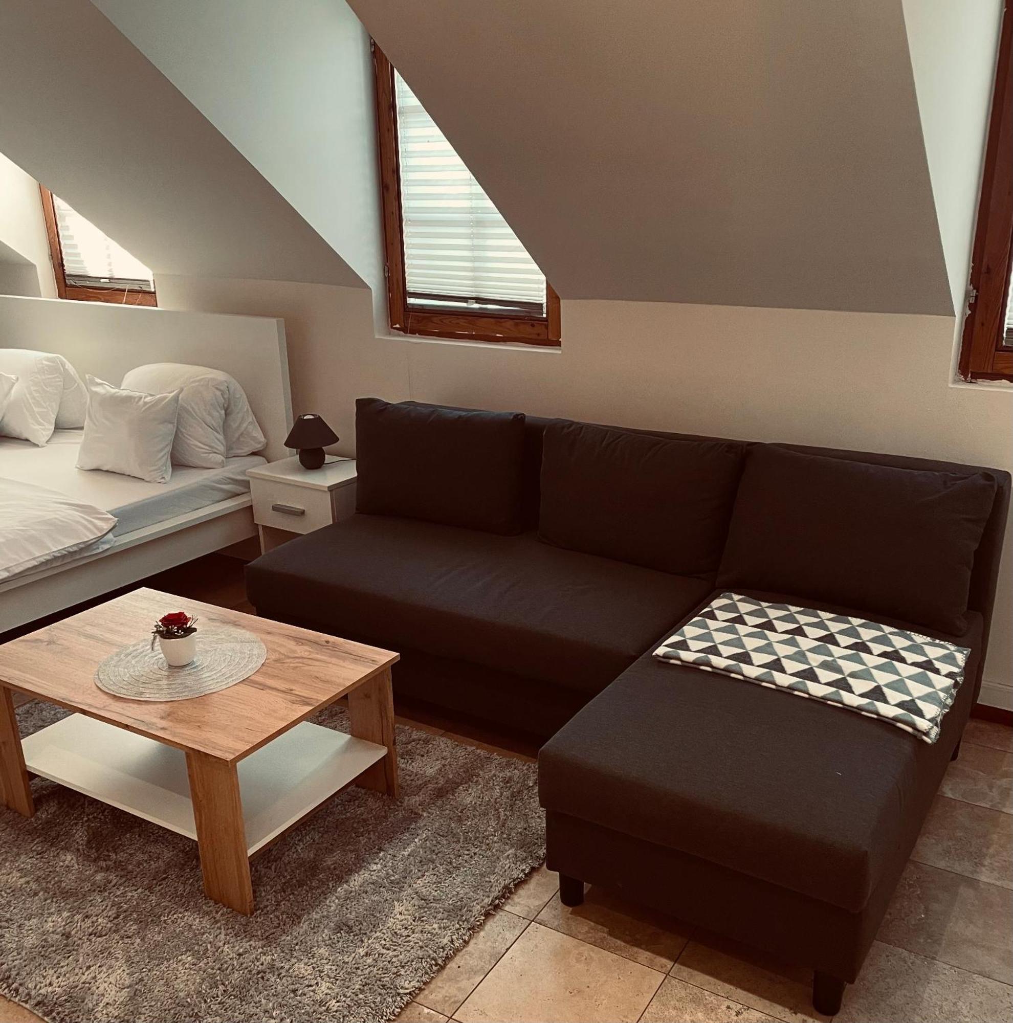 Downtown Apartments Deluxe Γκιόρ Εξωτερικό φωτογραφία